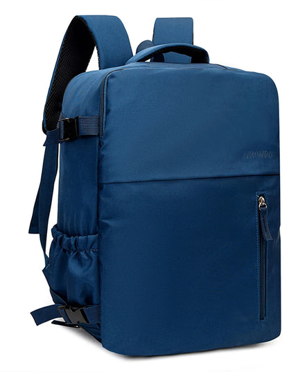 Ein dunkelblauer Handgepäck Rucksack 40x30x20cm, bereit für die nächste Reise, präsentiert in natürlichem Licht.