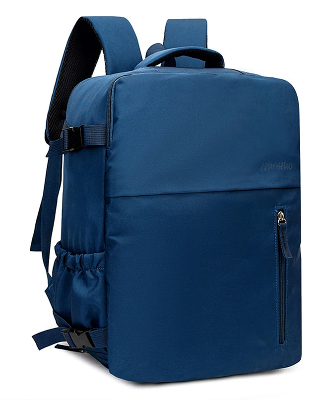 Ein dunkelblauer Handgepäck Rucksack 40x30x20cm, bereit für die nächste Reise, präsentiert in natürlichem Licht.
