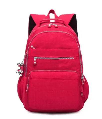Roter Handgepäck Rucksack 40x20x25 für Damen und Herren, perfekt für Flugreisen und Abenteuer.