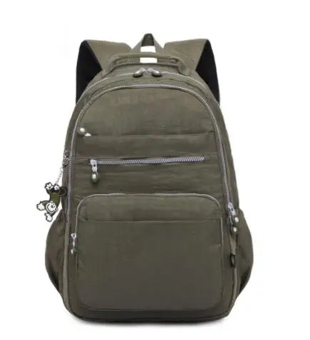 Olivgrüner Handgepäck Rucksack 40x20x25 für Damen und Herren mit Laptopfach und praktischen Fächern.