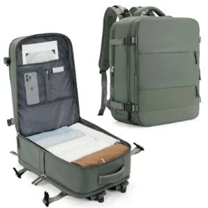 Grüner Handgepäck Rucksack 20-35L für Flugreisen, offen präsentiert mit Innenfächern und Laptopfach
