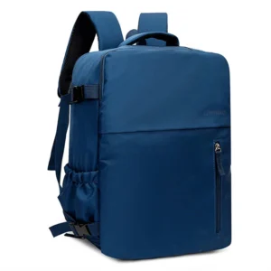 Ein dunkelblauer Handgepäck Rucksack 40x30x20cm, bereit für die nächste Reise, präsentiert in natürlichem Licht.