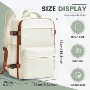 Kompakter Handgepäck Rucksack in Beige, offen und geschlossen, mit Details des Tragesystems.