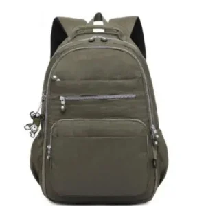Olivgrüner Handgepäck Rucksack 40x20x25 für Damen und Herren mit Laptopfach und praktischen Fächern.