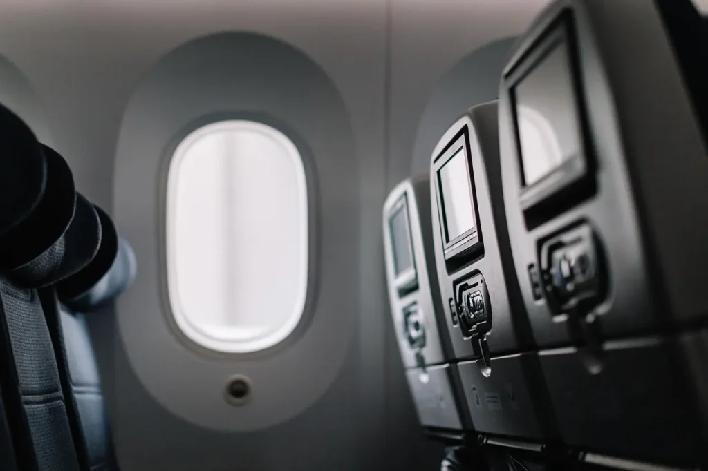 Sitzreihen in einer abgedunkelten Flugzeugkabine
