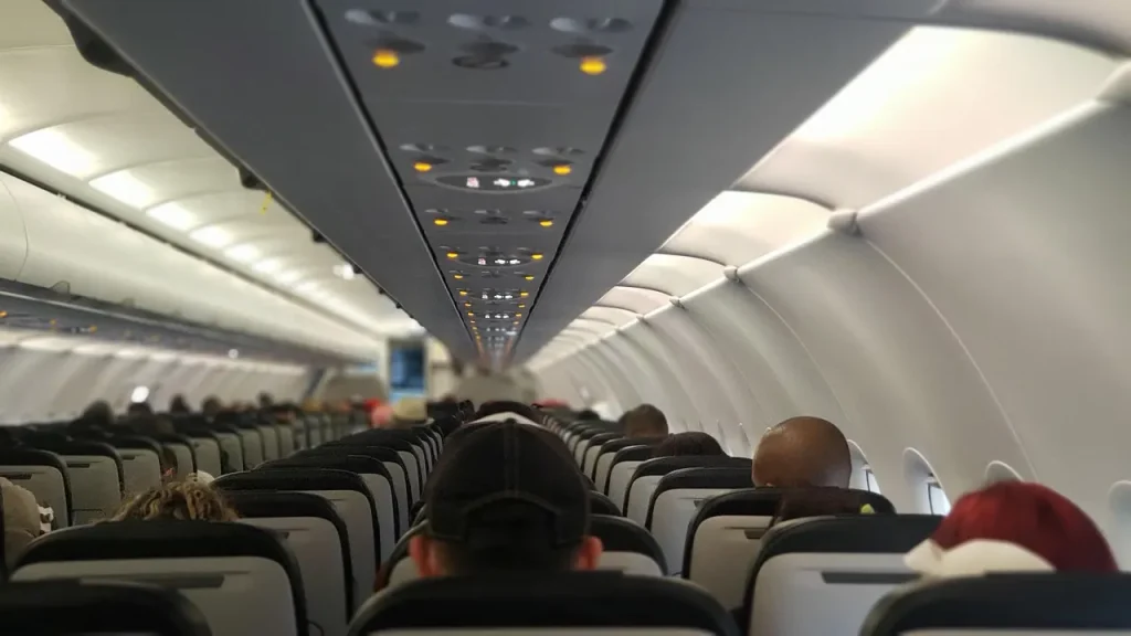 Blick durch die Flugzeugkabine