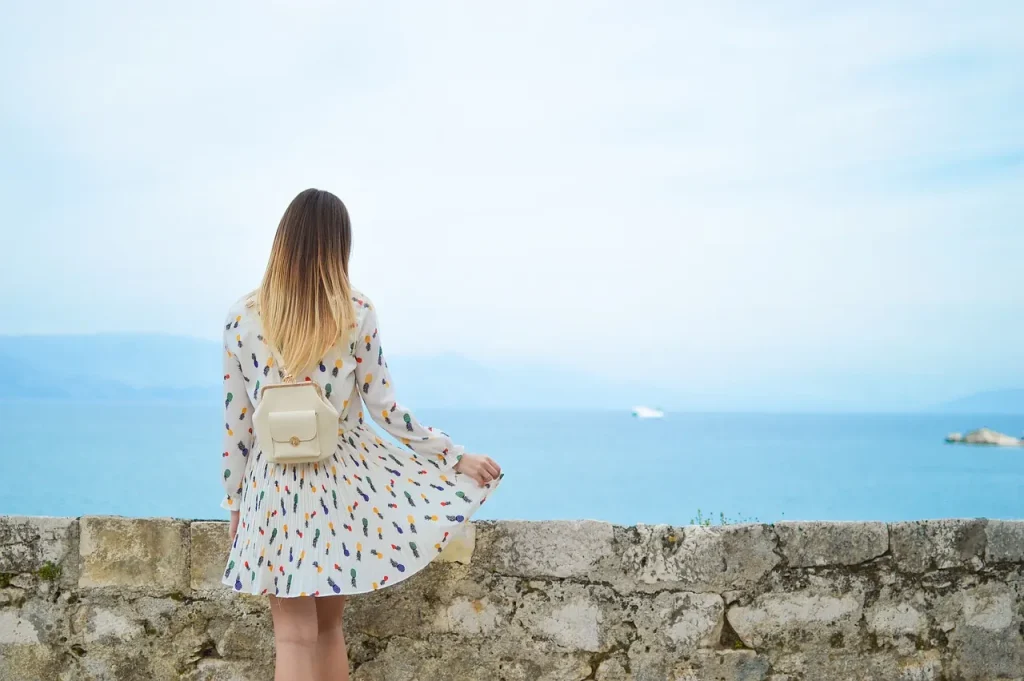 Frau mit kleinem Rucksack am Meer